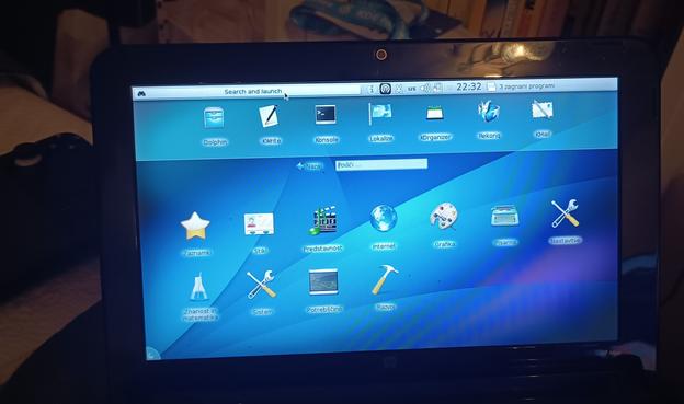 KDE Plasma Netbook interface running on HP Mini 110 netbook with Gentoo GNU/Linux