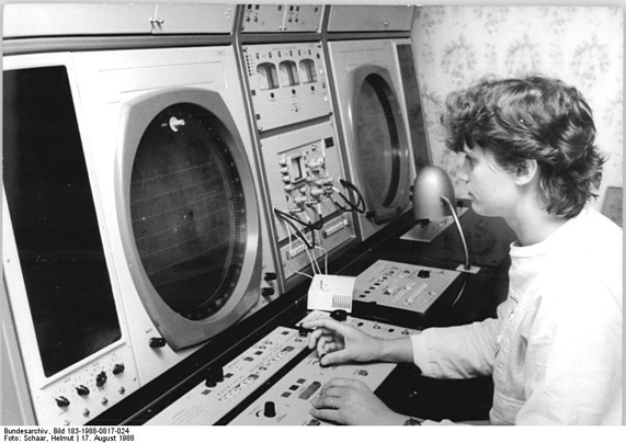 Kiez Experten werden schockiert sein was man sich in diesem BEREICH alles anschaut und dann - geht es auch noch um Geschwindigkeit
um HÖHEN
um Veränderungen
um ECHTZEIT

Bundesarchiv Bild 183-1988-0817-024 CC3.0

Sieht aus wie eine Radaranlage und ist auch eine - für das WETTER
