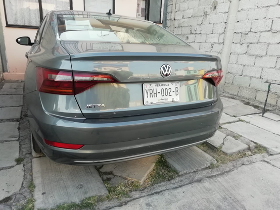 Auto VW Jetta cuyas placas son

YRH-002-B que recuerdan al denominativo den androide YoRHa 2B del juego Nier: Automata infame por las abundantes posaderas de la protagonista, el androide 2B.