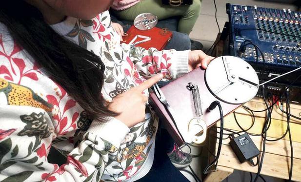 Photo d’une « noisebox » construite lors de l’atelier animé par Microcontact.