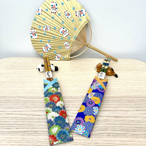Deux port-baguettes en papier japonais .