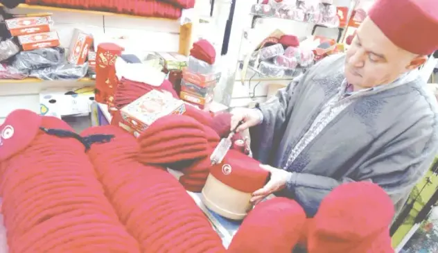 Un artisant qui vent la chechia en tunisie