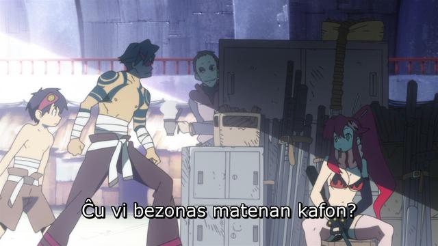 Ekrankopio el animeo, specife la dua epizodo de Guren Lagan. Videblas fokuse du viroj: Unu bluhara kun energia kaj mania stilo, kaj la alia kun pliripoza, ineceta stilo. Flanke videblas knabeto kaj bela knabino. La ventro de ĉiu krom la ripozaspekta viro videblas, ĉar tiu ĉi seriaĵo ŝatas ventrojn. La ripoza viro proponas kafotason al la bluhara viro: «Ĉu vi volus matenan kafon?»