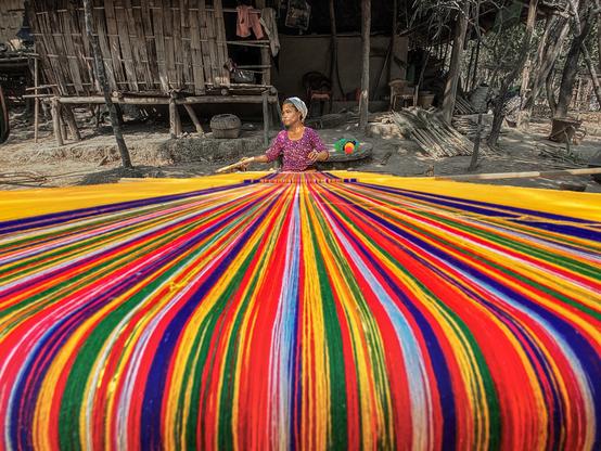 Loom is a type of machine that is made from cotton yarn or cotton made from cotton. And those who sow clothes using loom are called weaving. The history of Bangladeshi loom industry is very ancient. Various districts of Bangladesh inherited this ancient heritage. The culture of this country is involved in this industry. The weavers are our holders and traders. It is also one of the largest cottage industry or folk art of the country.


তাঁত হল এক ধরনের যন্ত্র যা তুলার সুতা বা তুলা থেকে তৈরি করা হয়। আর যারা তাঁত ব্যবহার করে বস্ত্র বপন করে তাদের বলা হয় তাঁত। বাংলাদেশের তাঁত শিল্পের ইতিহাস অতি প্রাচীন। বাংলাদেশের বিভিন্ন জেলা এই প্রাচীন ঐতিহ্যের উত্তরাধিকারী। এ শিল্পের সঙ্গে জড়িয়ে আছে এদেশের সংস্কৃতি। তাঁতিরা আমাদের ধারক ও ব্যবসায়ী। এটি দেশের অন্যতম বৃহৎ কুটির শিল্প বা লোকশিল্প।