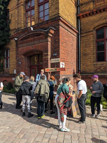 Interessierte drängen sich vor einem Infostand von Pankow gegen Verdrängung vor dem Eingang zu Haus 7 des Bezirksamts Pankow, indem der Bezirksverordnetensaal ist.