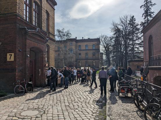 Andrang vor dem Eingang von Haus 7.