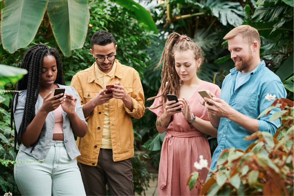 mensen op hun smartphone in het park
