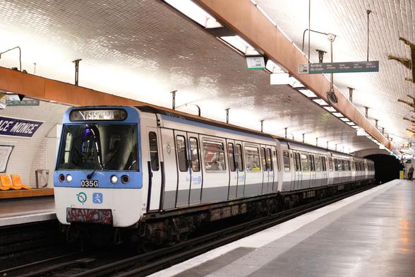 Une rame du métro de Paris à l’arrêt, à la station Place Monge. C’est une rame de type MF 77 ; il s’agit de la rame portant le numéro 035G.