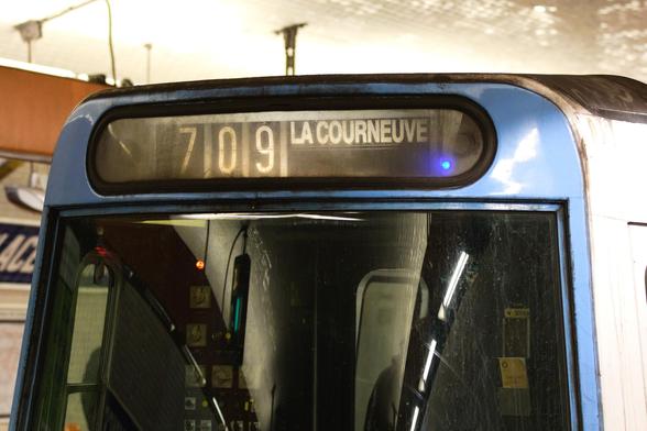 Détail de la « girouette » d’une rame de métro de Paris circulant sur la ligne 7 (un MF 77, pour être précis). Le numéro de la mission est le 709 et la destination est La Courneuve.