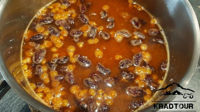 Chili con Carne beim rehydrieren.