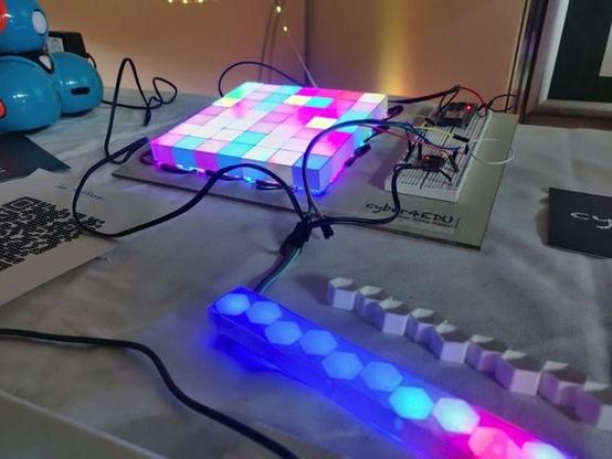 Foto von einer bunte LED-Matrix am Stand von cyber4EDU bei den CLT2024