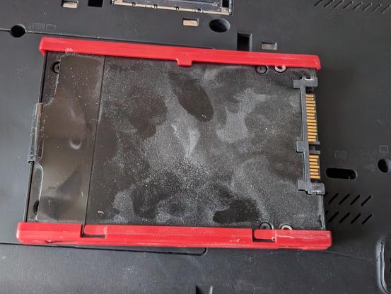 Aus einem x220 ausgebaute SSD mit dicker Staubschicht...