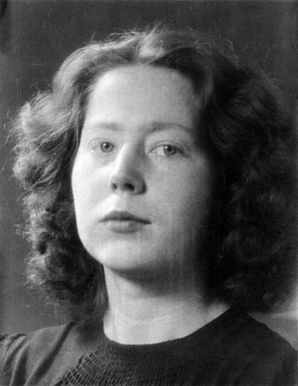 black and white studio photo of Hannie Schaft. She is a white woman with fair hair.