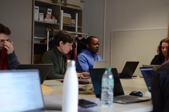 Two participants discussing at the Hamburg hackathon.