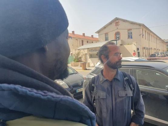 Cédric Herrou et l'un des compagnons, au moment de leur libération jeudi 21 mars 2024. © Photo Marion Gachet