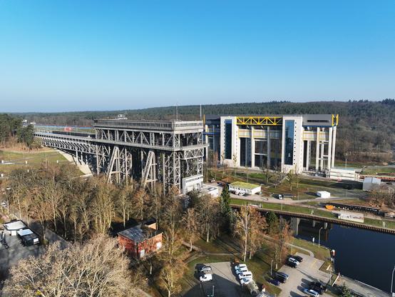 Das alte und das neue Schiffshebewerk in Niederfinow Seite an Seite.