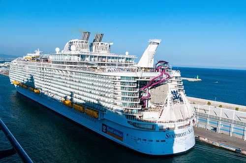 Un creuer gegant (Symphony of the Seas) a un port (el de Barcelona?)
