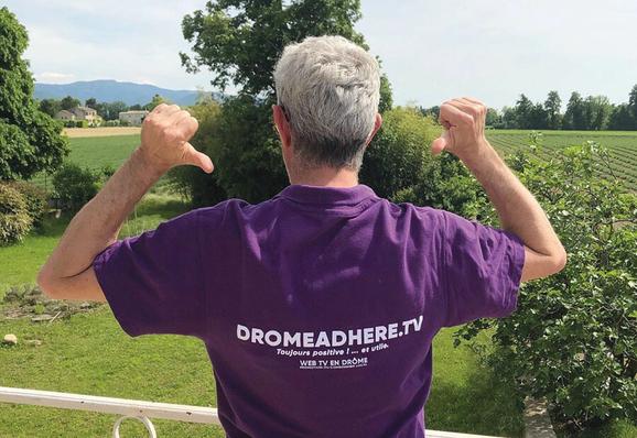 Photo de Philippe Couvreur, posant de dos, qui arbore fièrement un polo de couleur violette sur lequel est inscrit :
DROMEADHERE.TV
Toujours positive ! ... et utile.
WEB TV EN DRÔME
PROMOTION DU CONSOMMER LOCAL