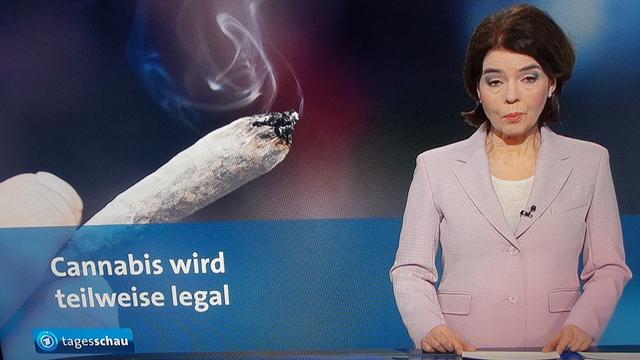 Frau Daubner bei der Tagesschau vor dem Bild eines qualmenden Joints zu einem Bericht zum Thema "Cannabis wird teilweise legal"
Sie hat ein Mundhaltung, die an das Ziehen an einer Zigarette erinnert.