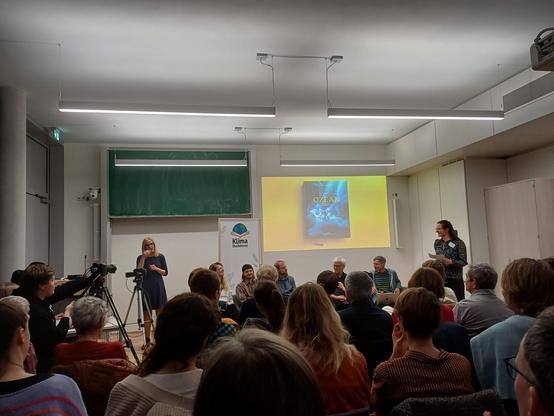 Die Zukunft geht uns alle an. Wie wir durch positive Kommunikation und mehr Mut die Klimakrise überwinden können.
Lesung mit Florian Sturm (Ein Leben für den Ozean - 10 Geschichten über die Helden der Meere), Ann-Sophie Henne und Robin Jüngling (Miese Krise - Alles was Du über den Klimawandel wissen musst) und Michael Adler (Klimaschutz ist Menschenschutz - Warum wir über die Klimakrise anders sprechen müssen).

Lesung und Diskussion am Institut für Metrologie.