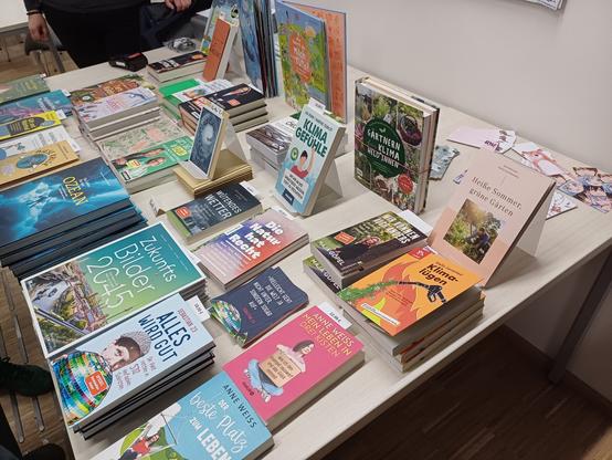 Klimabücherauswahl auf Klimabuchmesse