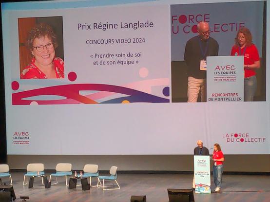 Un homme et une femme derrière le pupitre présentent le Prix Régine Langlade pour le concours vidéo 2024 « Prendre soin de soi et de son équipe »