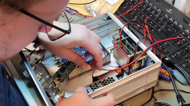 Dirk DK4DJ baut einen "Pluto-TRX" für den QO-100-Betrieb zusammen.