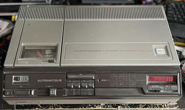 Un magnétoscope Philips N1700 qui permet de lire des cassettes au format VCR.