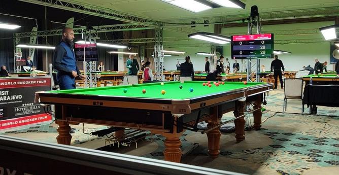 Sarajevo Snooker Play-offs: Setup with several tables, Rory McLeod playing.