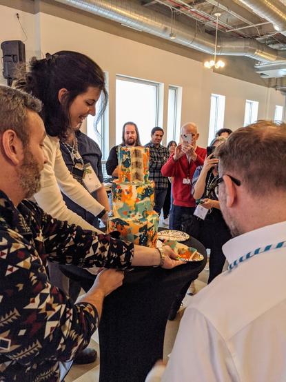 Silvie and Massimo cutting an Arduino-themed cake at Arduino Day 2023