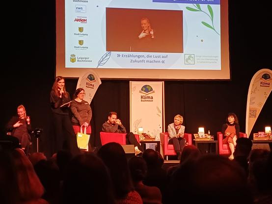 Panel "Wut, Mut und Hoffnung – was können Klimaproteste bewirken?" Mit Friedemann Karig (Was ihr wollt), Amelie Fried (Der längste Sommer ihres Lebens) und Lea Bonasera (Die Zeit für Mut ist jetzt)