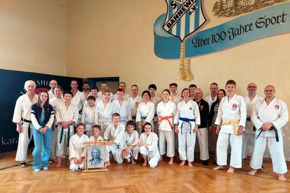 Gruppenbild vom Frühjahrs-Karatelehrgang 2024 mit Sensei Axel Dziersk aus Berlin