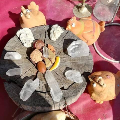 Holzscheibe mit Nägeln von #josefÜberall behübscht von #karlDietz mit Bergkristallen, Haselnüssen, Steinen und drei Hühnern aus Ton ... #artePovera #silentsunday #ARTmooc