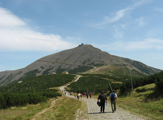 Bevor du jetzt Werbefilme anstimmst
..
BITTE beim Thema bleiben
Śnieżka höchste Gipfel in den Sudeten

Und den meinen WIR gar nicht !
Credit Derbeth CC2.5
