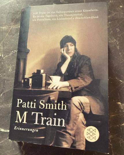 »›M Train‹ ist das Selbstportrait einer Künstlerin. Es ist ein Tagebuch, ein Traumjournal, ein Fotoalbum, ein Liebesbrief.« DeutschlandfunkPatti Smith M Train Erinnerungen