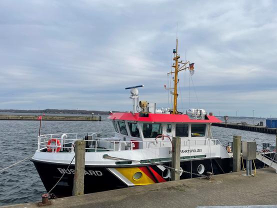 Das WSV Schiff Bussard war an der Sicherung des Sperrgebietes beteiligt.