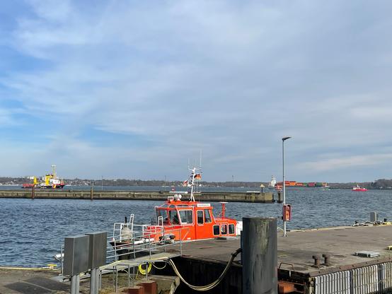Kieler Förde für den Schiffsverkehr wieder freigegeben.
