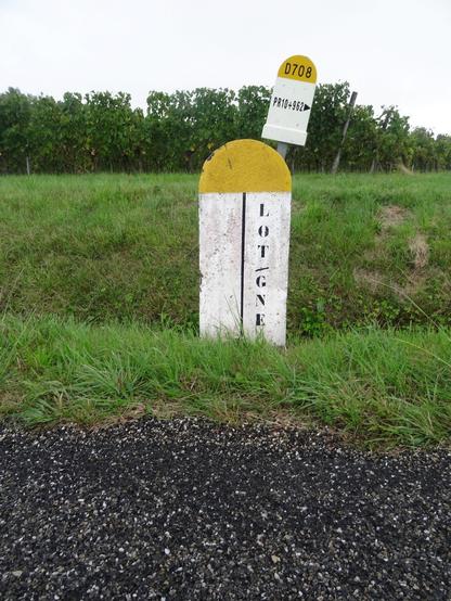 Une borne matérialise les limites des départements du Lot-et-Garonne. Rien n’est inscrit côté Gironde