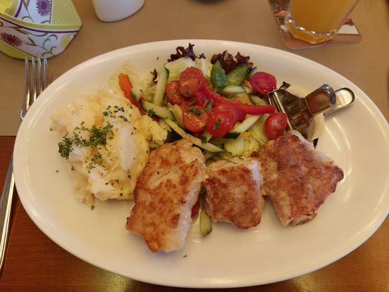 Dorschfilet mit Salatbeilage und Kartoffel-Sellerie-Stampf