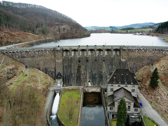 Blick aus der Luft auf die monumentale Staumauer der Diemeltalsperre.