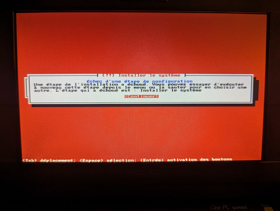 Message d'erreur sur le petit écran d'un Asus EEE PC 701, lors de l'installation d'une distribution Linux. Un message d'erreur apparaît sur fond rouge annonçant un "échec d'une étape de configuration".