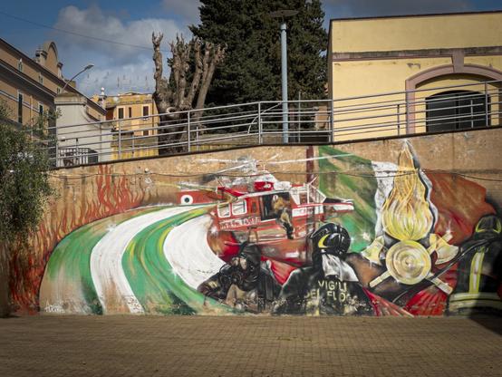 Murale dedicato ai vigili del fuoco all’interno dell’Istituto Superiore Antincendi a Roma.