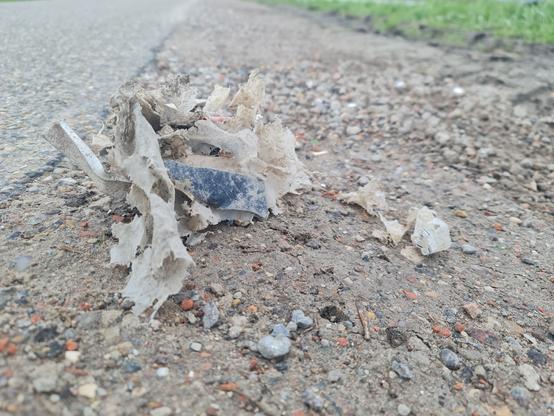 Plastic afval verzameld uit het puin waarmee de berm is bijgewerkt.