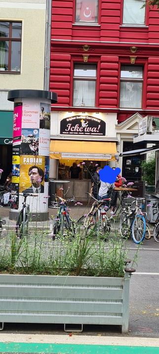 Straßenszene in Berlin Kreuzberg mit vielen bunten Fahrrädern