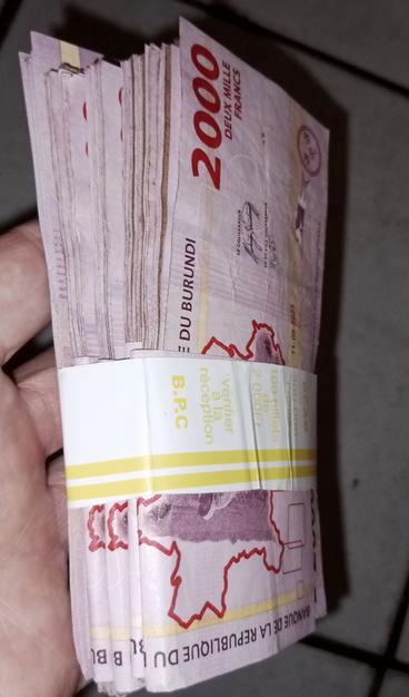 125 biletoj de 2000 burundaj frankoj - ĉirkaŭ 50$