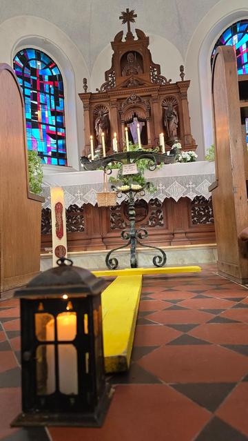 Das gelbe KiDl-Kreuz liegt vor dem Altar der Berverather Kapelle.