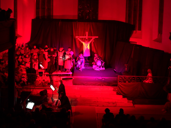 Bild vom Passionsspiel in der Lauchaer Kirche.