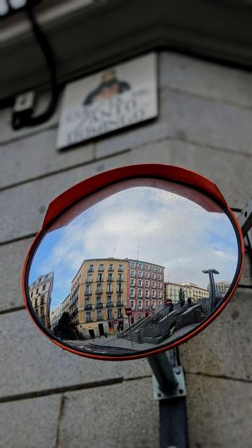 plaza de Santo Domingo de Madrid, reflejada en espejo para conducción