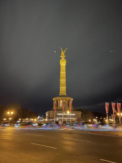 Bild der Siegessäule bei Nacht. Der Große Stern ist blockiert.