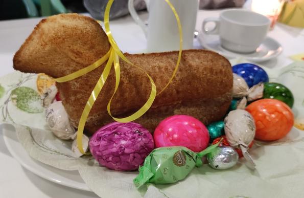 Osterlamm mit bunten Eiern